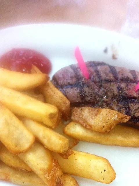 Steak, fries and ketchup!!😋|hannahさん