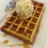 homemade waffles with macadamia and walnut ice cream|neil tangさん