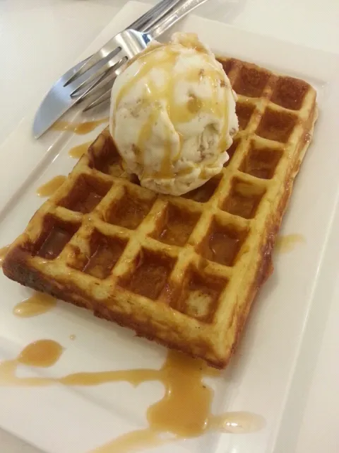 homemade waffles with macadamia and walnut ice cream|neil tangさん