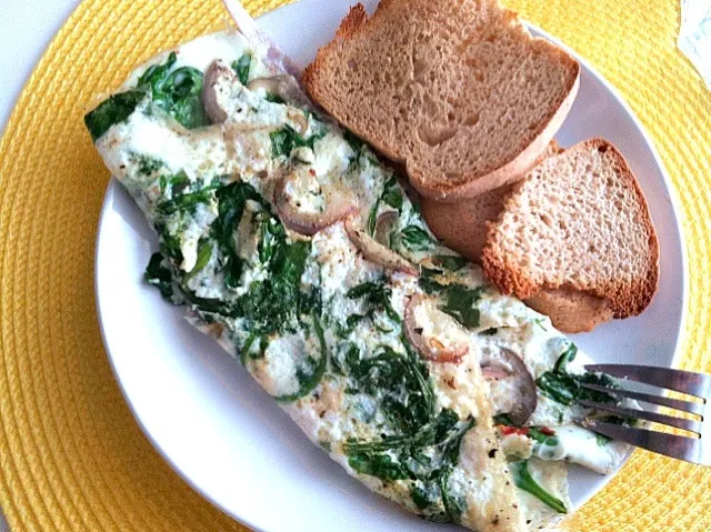 Snapdishの料理写真:Egg White Omelette (Arugula, Red Onion, and Blue Cheese)|Mayさん