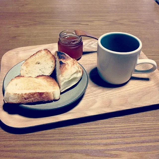 【今朝のウチ朝ご飯】パン，りんごジャム，珈琲。デザートに苺。さて，筍を茹でますか…www|takuya KAWANOさん