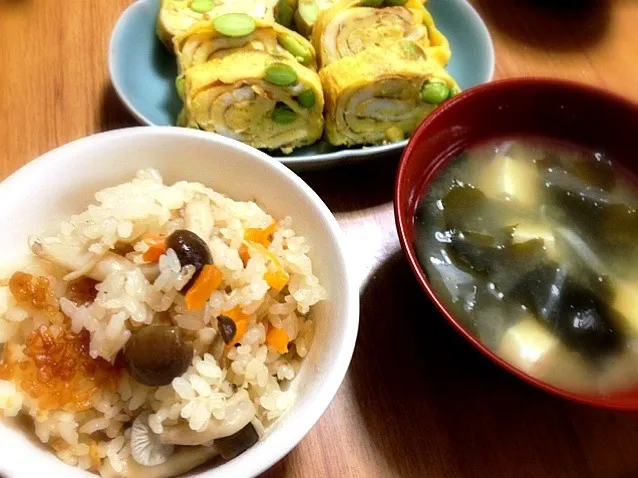 きのこの炊き込みご飯と枝豆入り卵焼き、お味噌汁|＊k＊さん