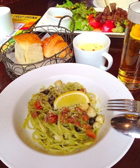 Pasta with tomatos, scallup, and basil sauce|Manhattan Dinerさん