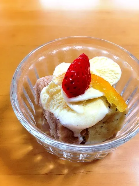 Snapdishの料理写真:１００カロリー以下！オレンジとイチゴのスチーマーケーキ✩アイスのせブランデーかけっʕ•̫͡•ʔ♬✧|かよさん