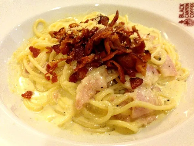 carbonara spaghetti with bacon topping|Vorapoatさん