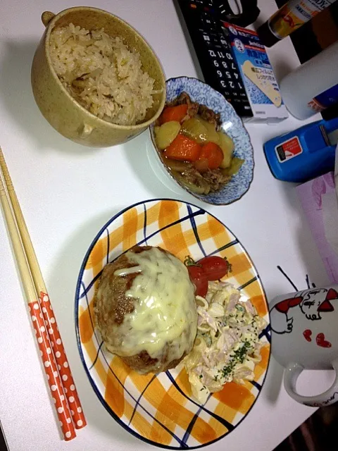 Snapdishの料理写真:チーズハンバーグと肉じゃが♡|かよりんさん