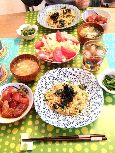 Snapdishの料理写真:🍎炒飯＆マグロの漬け＆ほうれん草の胡麻和え＆サラダ＆味噌汁💕🍎|Candyさん