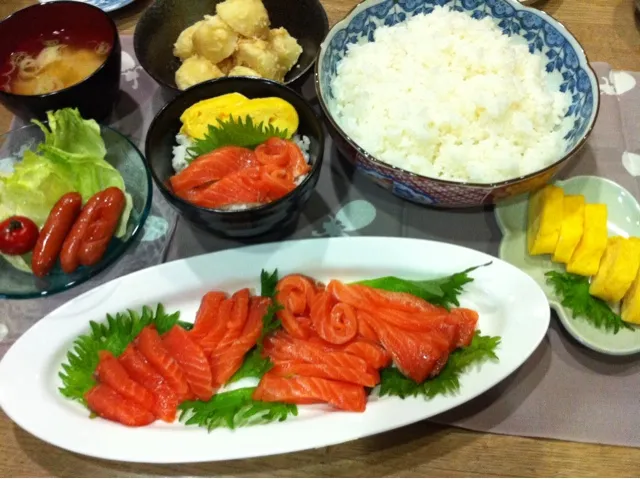 Snapdishの料理写真:サーモン刺身＆丼・スノーマーチ(イモ)塩煮・ウィンナーサラダ・大根わかめ味噌汁|まーままさん