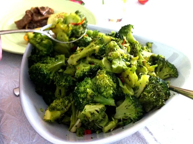 Steamed broccoli with fried Chilipepper|Tobbeさん