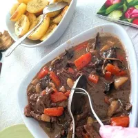 Snapdishの料理写真:Beef and mushroom stew with oven baked potato halfs|Tobbeさん