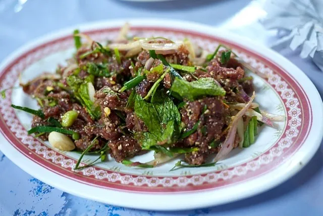 ก้อยเนื้อ(ไม่ไส่เลือด) 生肉のラープ 血なしバージョン  タイは生魚を食べる文化はないけど、生肉を食べる文化はある。イサーン限定だけど。食べたのは牛肉だけど、頼めば豚肉でも作ってくれる。今回は写真の見た目を考慮して血を入れないでと頼んだが、フツーは生血が入ってて真っ赤っかな料理。|msdsystemさん