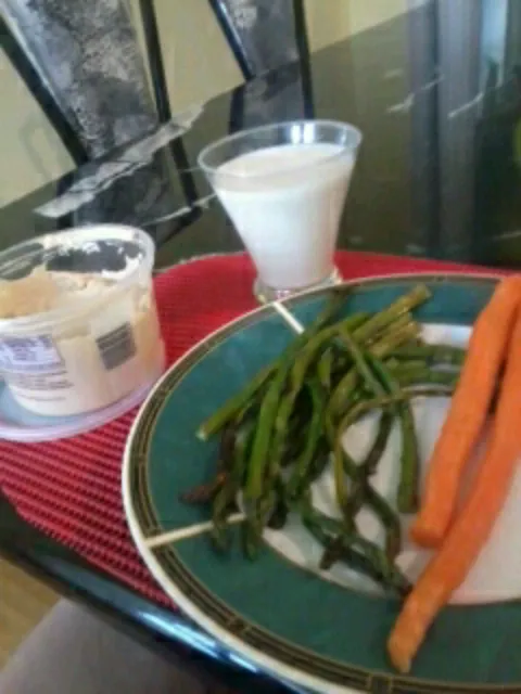 Dinner: Grilled Asparagus, Carrots, Hummus, Soymilk from after run|Anaさん