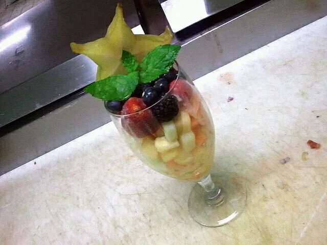 Fruit salad with star fruit fresh mint and a rum sauce|Jacki Carterさん