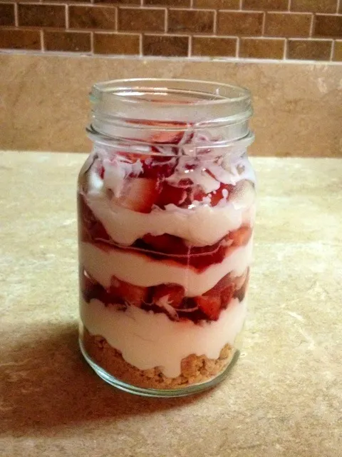 Strawberry Cheesecake In A Jar|Sara Gessnerさん