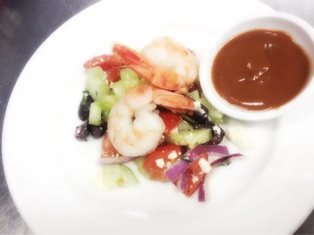 Garlic prawn with Greek salad|kazuko Tsujiさん