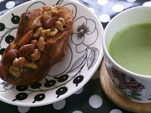 Snapdishの料理写真:キャラメルナッツパンと抹茶ラテでランチ♪|まささん