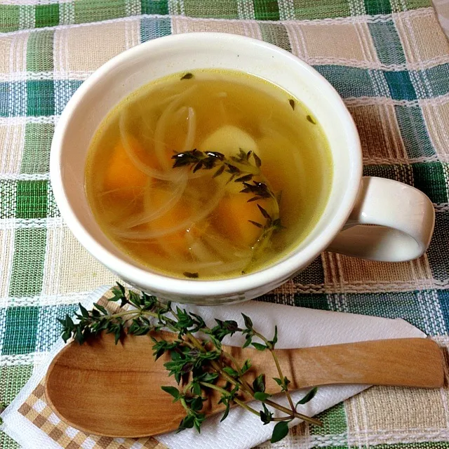 タイムとニンニクのスープ🌿消化促進・殺菌作用☆ニンニクで疲労回復(^_−)☆|カオルン♪さん