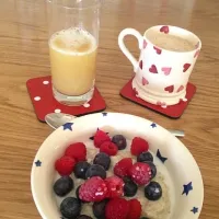 Snapdishの料理写真:Porridge with Honey, Blueberries & Raspberries and a Latte|Ella Thompsonさん