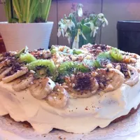 Cake with banana and kiwi topping|Tobbeさん