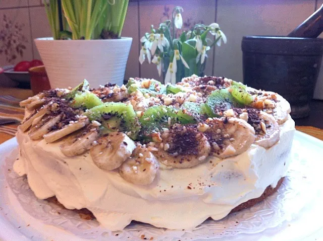 Cake with banana and kiwi topping|Tobbeさん