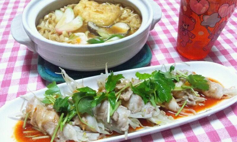 味噌煮込みうどん(油揚げ･卵･椎茸･蒲鉾･青ねぎ)、蒸し豚もやしロールのコチュジャンたれかけ(三つ葉)|まあるさん