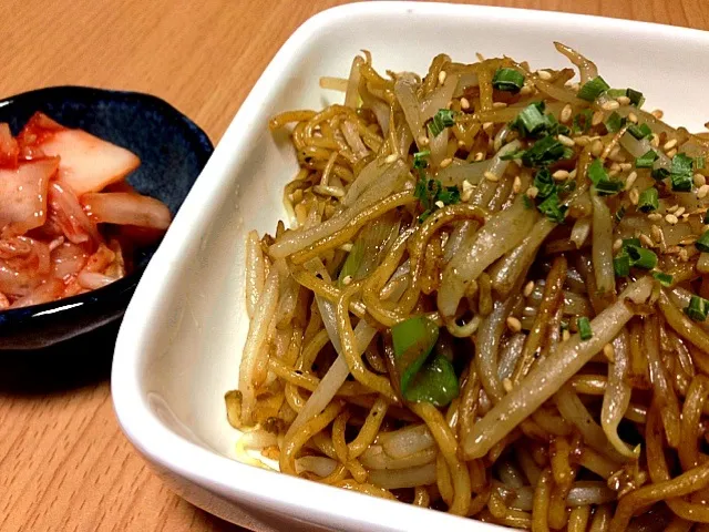 遅くなった時はもやしと葱の焼きそば〜💦|こんこんさん