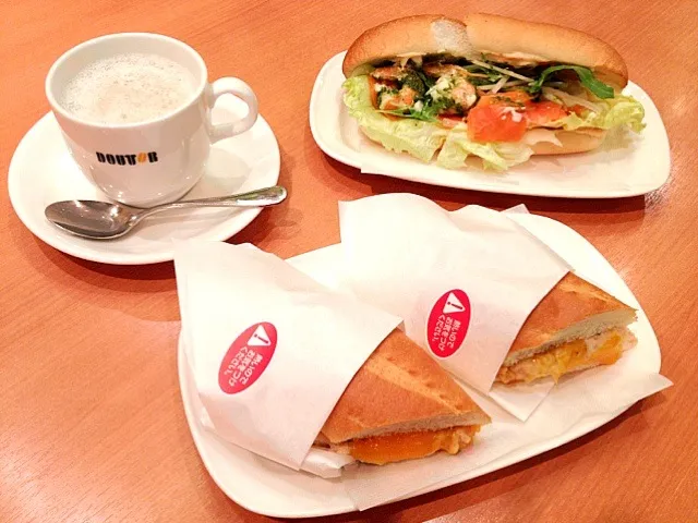 Snapdishの料理写真:☆.｡.:*･ﾟDoutor Coffee ☆.｡.:*･ﾟ  海老とサーモンのバジルソースサンド❣ホットサンド ツナチェダーチーズ❣豆乳ラテ|ひさよさん