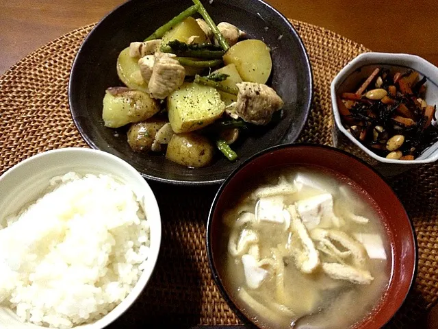 Snapdishの料理写真:新ジャガと鶏胸肉の蒸し煮バジル風味、ひじきと大豆の煮物、豆腐と油揚げの味噌汁、ごはん|wakakoさん