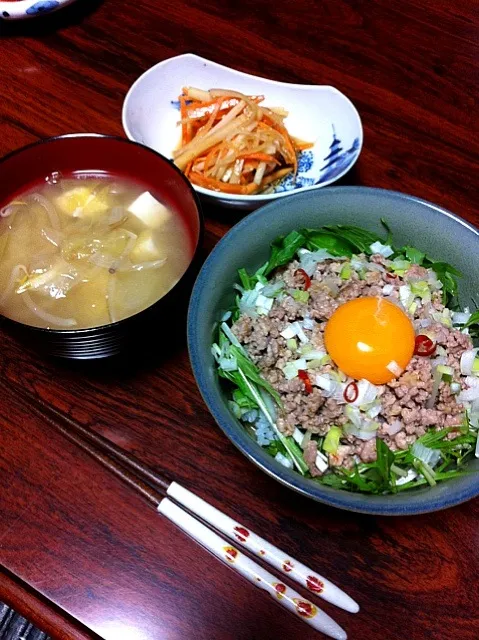 豚ミンチ丼、豆腐とキャベツともやしの味噌汁、人参と大根の中華サラダ|ナミカワさん