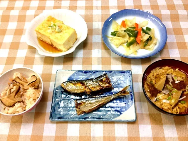 焼き秋刀魚、野菜の白だし炒め、揚げ出し豆腐、春雨スープ、椎茸ごはん|ゆりさん