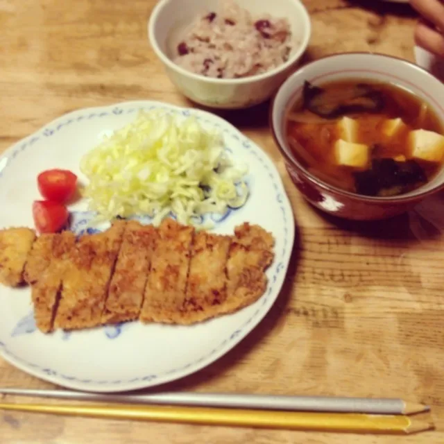 トンカツと赤飯とお味噌汁(帰省のため久々に実家のキッチンで。)|tomoeさん