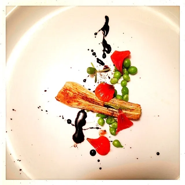 SEA SALT AND AJI PANCA ROASTED SPRING ONION. PEAS. CACAO. NASTURTIUM|GREG ARNOLDさん