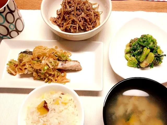 タラのソテーネギ醤油,そら豆とほうれん草の胡麻和え，牛肉と牛蒡の甘辛煮,蓮根と南瓜の味噌汁，さつまいもごはん|マシューさん