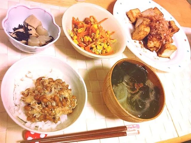 Snapdishの料理写真:厚揚げバター醤油、人参しりしり、高野豆腐とこんにゃくの煮物、納豆ごはん、ワカメと玉ねぎのお味噌汁|ゆにょさん