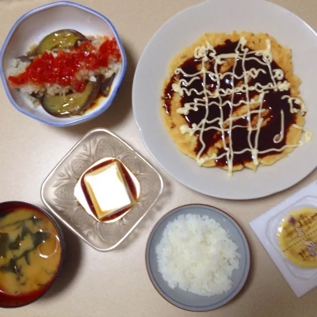 ご飯、お好み焼き、蒸しナスのごま油とポン酢和え(玉ねぎ×プチトマト)、冷や奴、お味噌汁、ご飯のお供：たらこor納豆|yさん