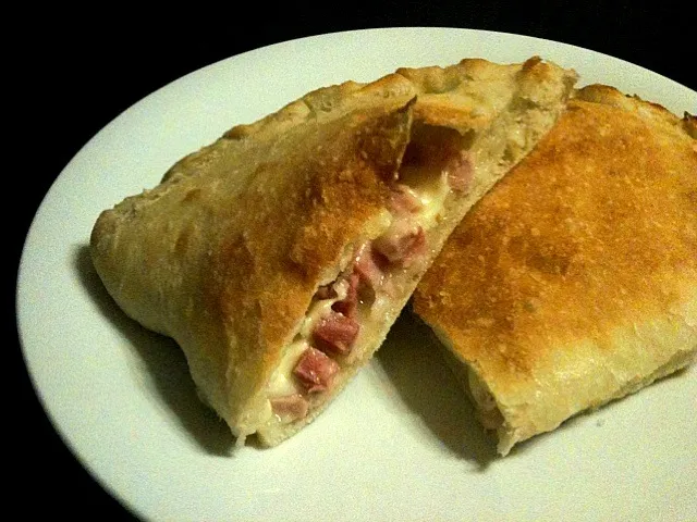 Calzone ripieno con prosciutto e formaggio (プロシュットとチーズの詰め物ピッツァ)|小鍋 (pentolina)さん