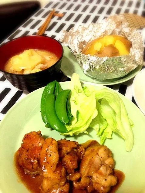 照焼きチキン🍀北海道じゃがいもの丸焼き😄具だくさんお味噌汁|mochaさん