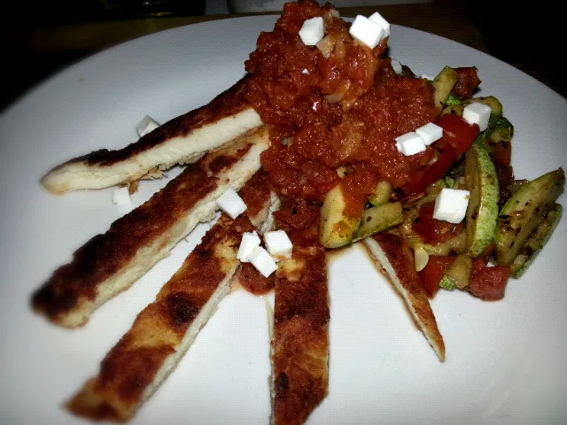 Breaded chicken strips with Mediterranean sauté and a slowly cooked pomodoro and mushrooms sauce. Decorated with cheese (queso fresco)|Daniel Olléさん