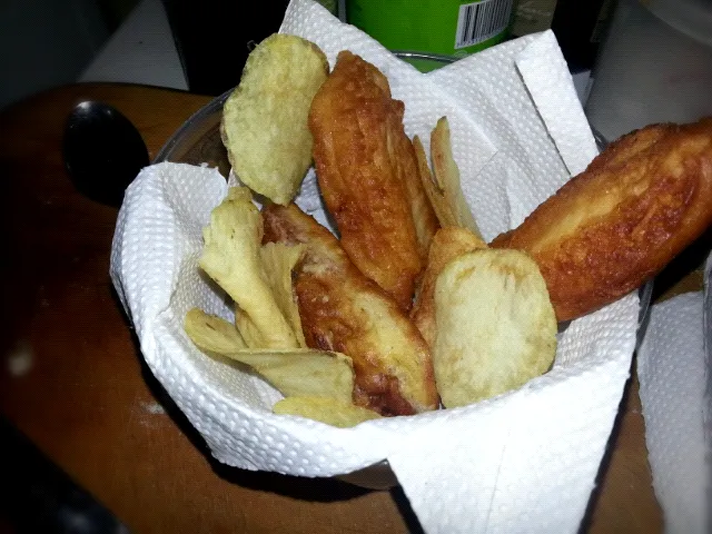 my version of fish and chips

fish cooked with beer and Worcestershire batter
chips with garlic salt
all with a spiced and honey beer glasse|Daniel Olléさん