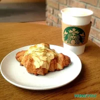 Snapdishの料理写真:STARBUCKS Latte & Croissant  aux Amandes|みん(๑・‿・๑)さん