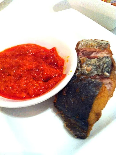 Fried Mackerel/Tenggiri Fish with Tomato Sambal|tiffany chendrainyさん