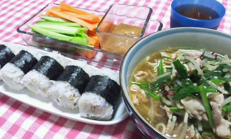 ピリ辛ラーメン(豚バラ薄切り肉･にら･もやし･鷹の爪)、雑穀俵むすび、バーニャカウダ(フルーツ人参･きゅうり)|まあるさん