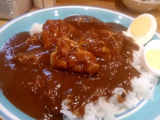 Snapdishの料理写真:チキンカレーゆで玉子のせ@キラリ品川|ぐーふぃさん