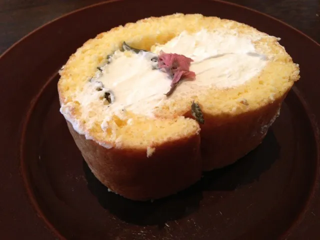 Snapdishの料理写真:さくらのロールケーキ|Kaori Yoshikawaさん