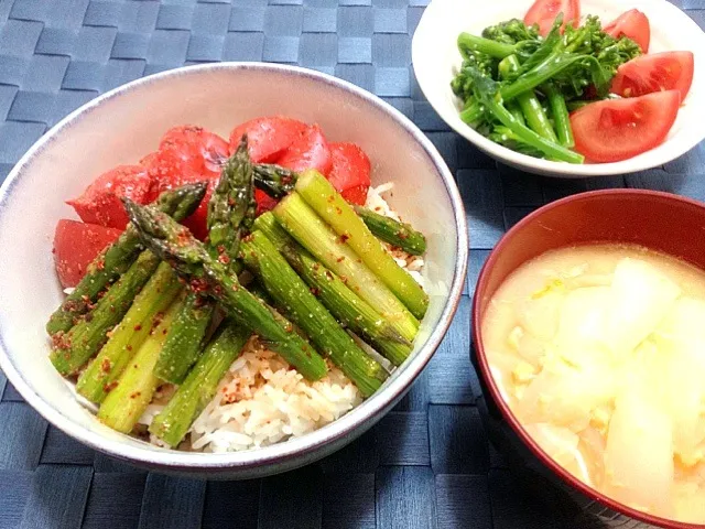 Snapdishの料理写真:焼きアスパラとパプリカのビビンバ風丼|タリムさん