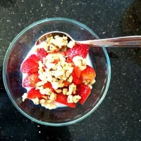 Snapdishの料理写真:Strawberries and granola|yasmin resendorfさん