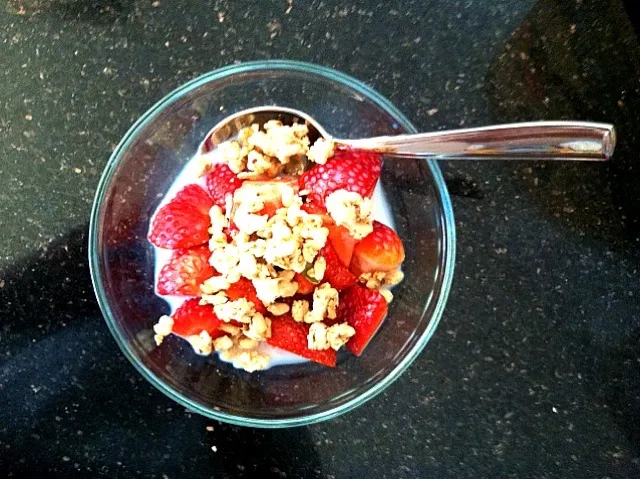 Snapdishの料理写真:Strawberries and granola|yasmin resendorfさん