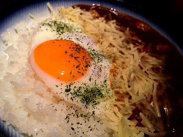 Snapdishの料理写真:シーフードチキンカレーに目玉焼き＆チーズをトッピング🍛👍💓|きっきー🥰さん