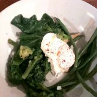 Poached egg with spring greens French beans broccoli and baby corn with chilli flakes|Imogen Barrettさん