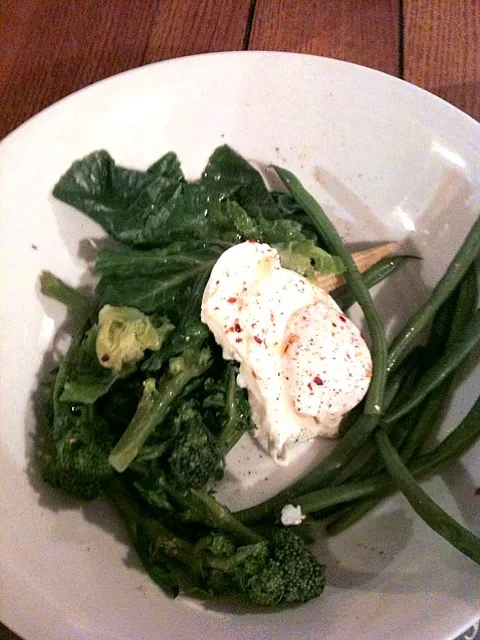 Poached egg with spring greens French beans broccoli and baby corn with chilli flakes|Imogen Barrettさん